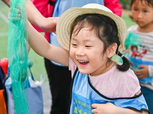 亲子蒙眼吃瓜图片,蒙眼吃瓜挑战，甜蜜瞬间定格