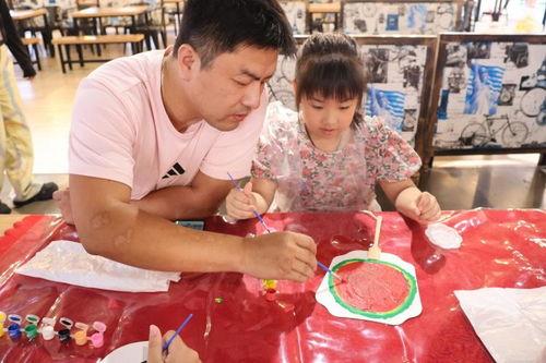 亲子蒙眼吃瓜图片,蒙眼吃瓜挑战，甜蜜瞬间定格
