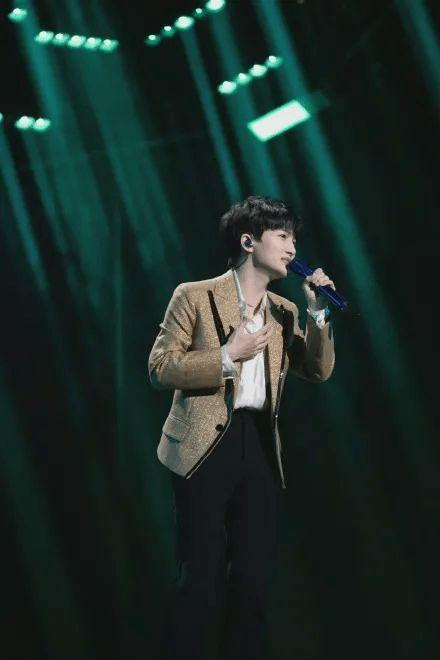 周深晚会吃瓜,引发网友热议