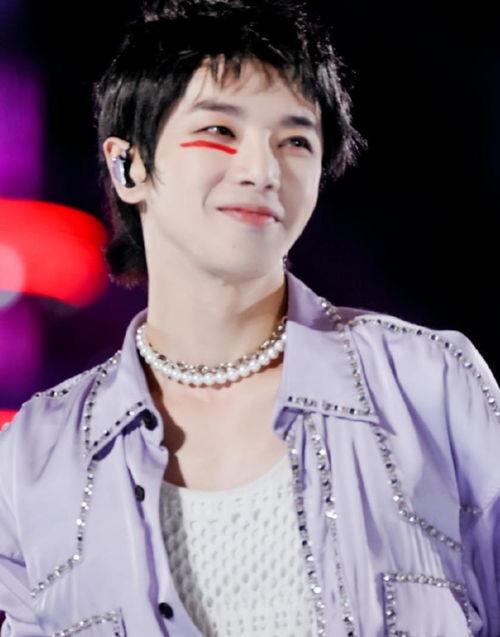 周深晚会吃瓜,引发网友热议