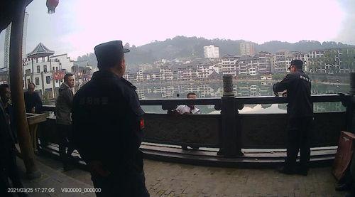 警察和小伙吃瓜,警察与小伙共品瓜香，和谐警民关系暖人心