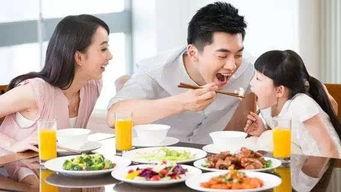 全家戴凳子吃瓜,共享夏日吃瓜时光