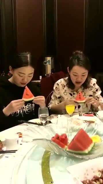 吃瓜嘴巴疼原因,揭秘“吃瓜嘴巴疼”现象背后的真相